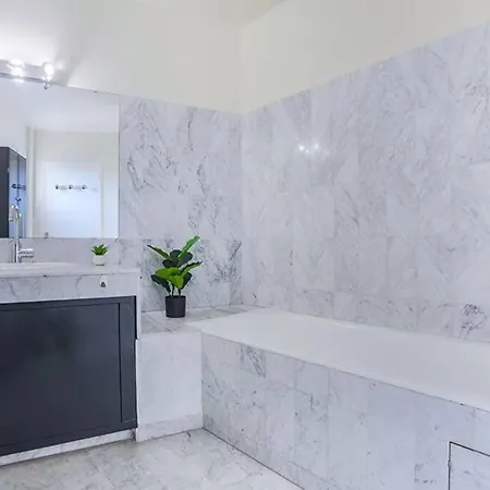 T2 - Le Vadon, Bord De Lägenhet